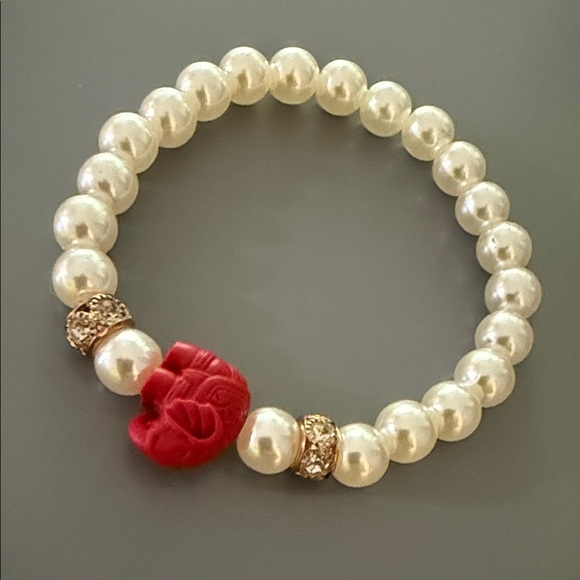 Elegant Pearl Bracelet with Red Accent - Picture 3 of 4